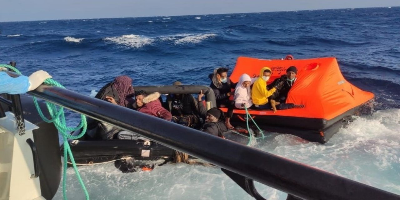 İ̇zmir Açıklarında Yunun Unsurlarınca Geri İtilen 31 Düzensiz Göçmen Kurtarıldı