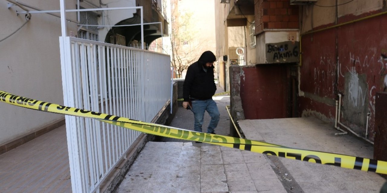Diyarbakır’da Kuyumcu Ve Berbere Silahlı Saldırı: 2 Yaralı