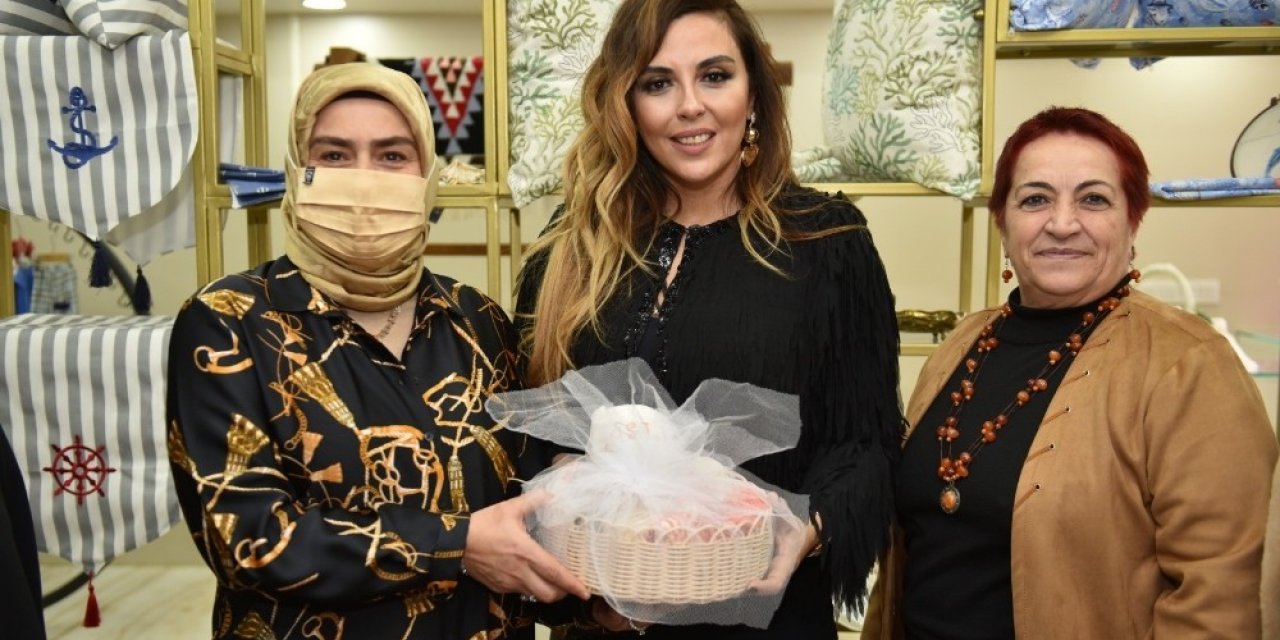 Aslı Hünel İlk Kez Nakış İşledi, İpi Kopardı, Ceza Olarak Şarkı Söyledi