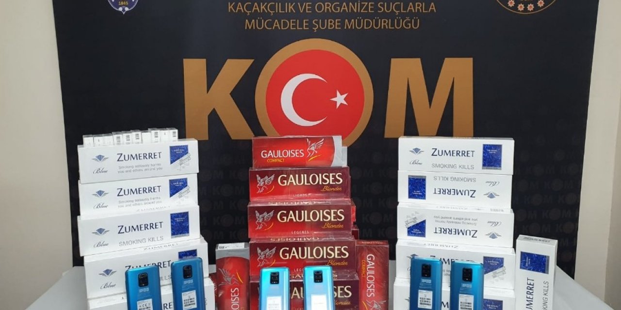 Polisler, Kaçak Telefon Ve Sigara Ele Geçirdi