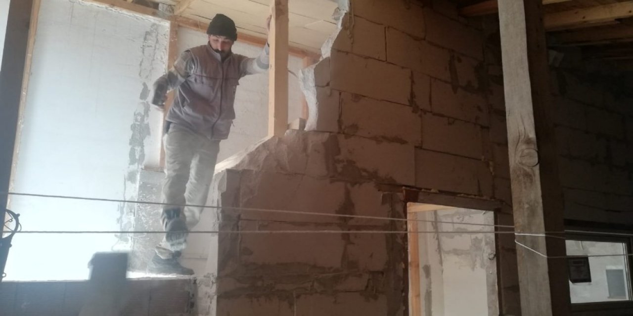 Çatı Arasındaki Kaçak Oda Yıkıldı