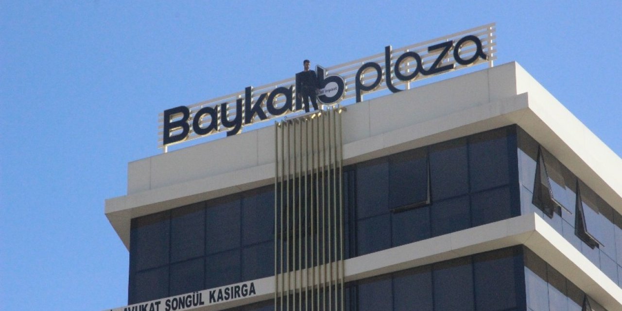 Çocuklarını Göremeyince Çatıya Çıktı