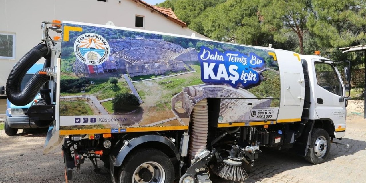 Kaş Belediyesine Hibe Yol Süpürme Aracı