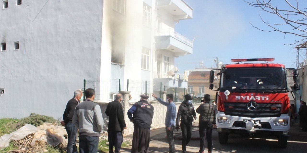 Üç Katlı Apartmanda Çıkan Yangın Paniğe Neden Oldu
