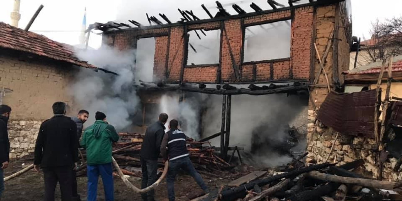 Mangal Yaparken 2 Katlı Evini Yaktı