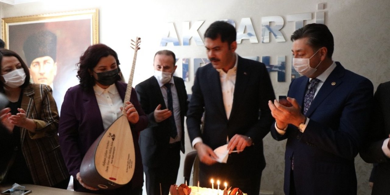 Bakan Kurum Kırşehir’de Cumhurbaşkanı Erdoğan’ın Fotoğrafının Olduğu Pastayı Kesti
