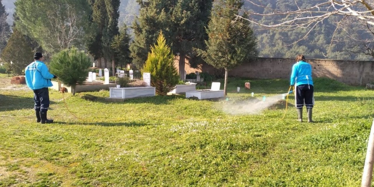 Mezarlıklarda Temizlik Ve İlaçlama Çalışmaları Başladı