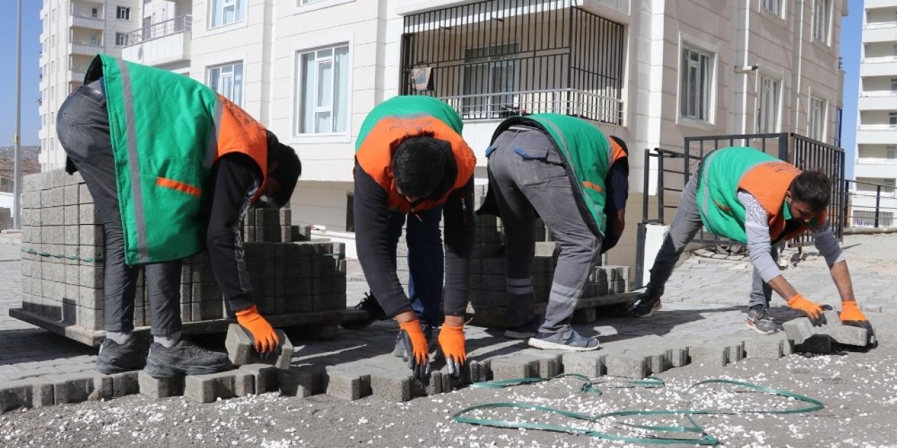 Karaköprü’de Yollar Kilitli Parke Taşlarıyla Döşeniyor