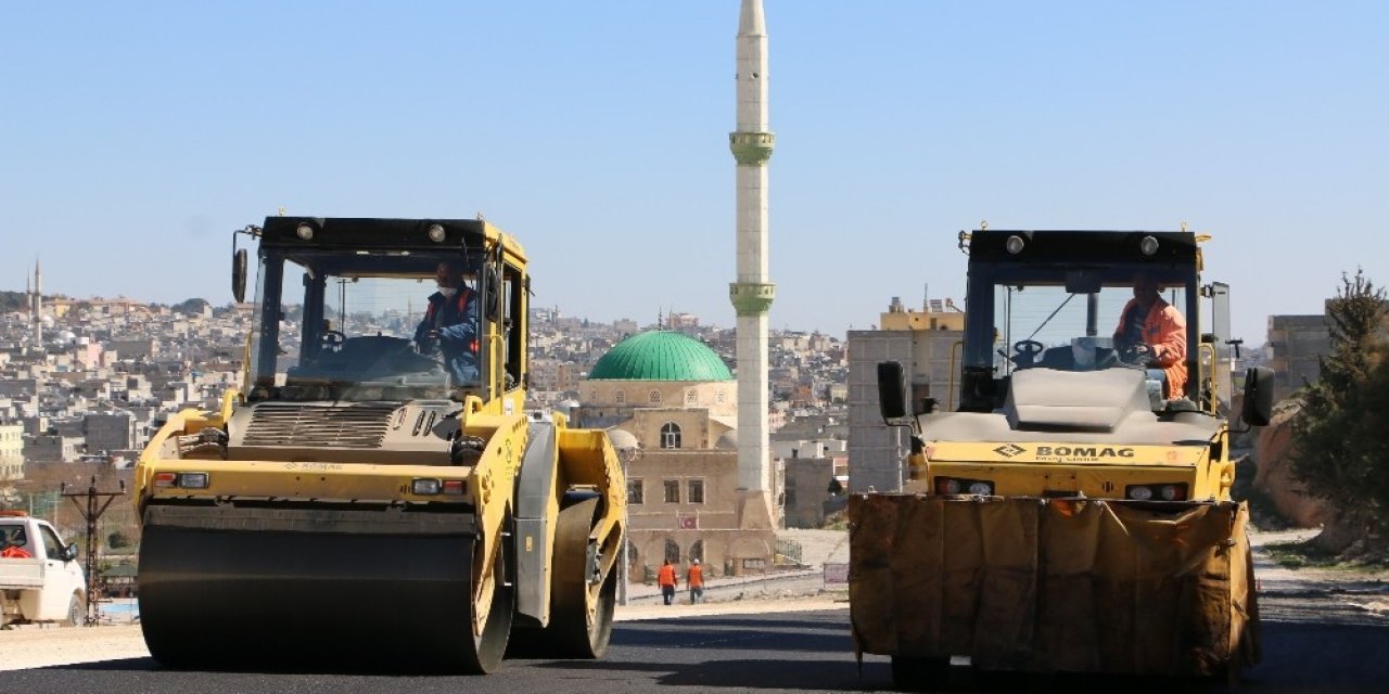 Şanlıurfa’da Yeni Açılan Yollara Asfalt Dökülüyor