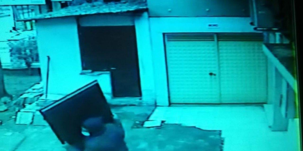 Caminin Tuvalet Kapılarını Çaldı