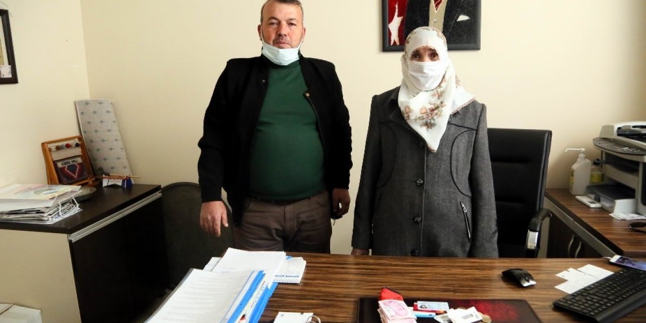 Yaşlı Teyzenin Parasını Bulan Duyarlı Vatandaş Parayı Teslim Etti