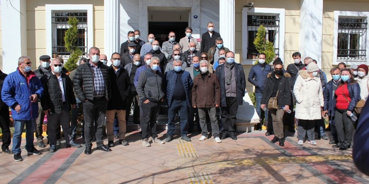 Bornova Belediyesi Önünde Alkışlı Protesto