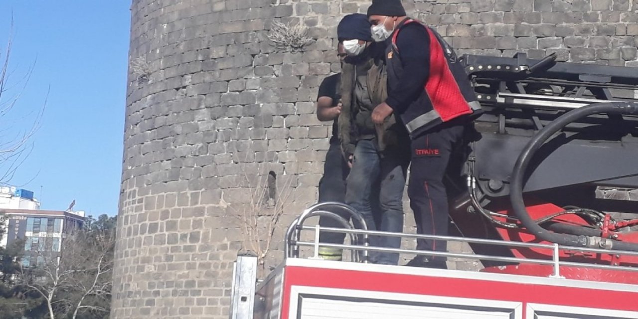 Psikolojik Sorunları Olan Genci Polis Ve İtfaiye Ekipleri İntihardan Vazgeçirdi