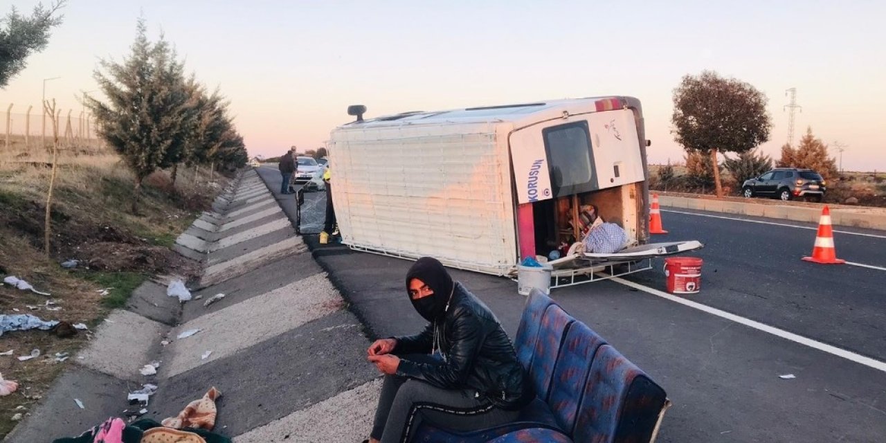 Tarım İşçilerini Taşıyan Minibüs Devrildi: 12 Yaralı