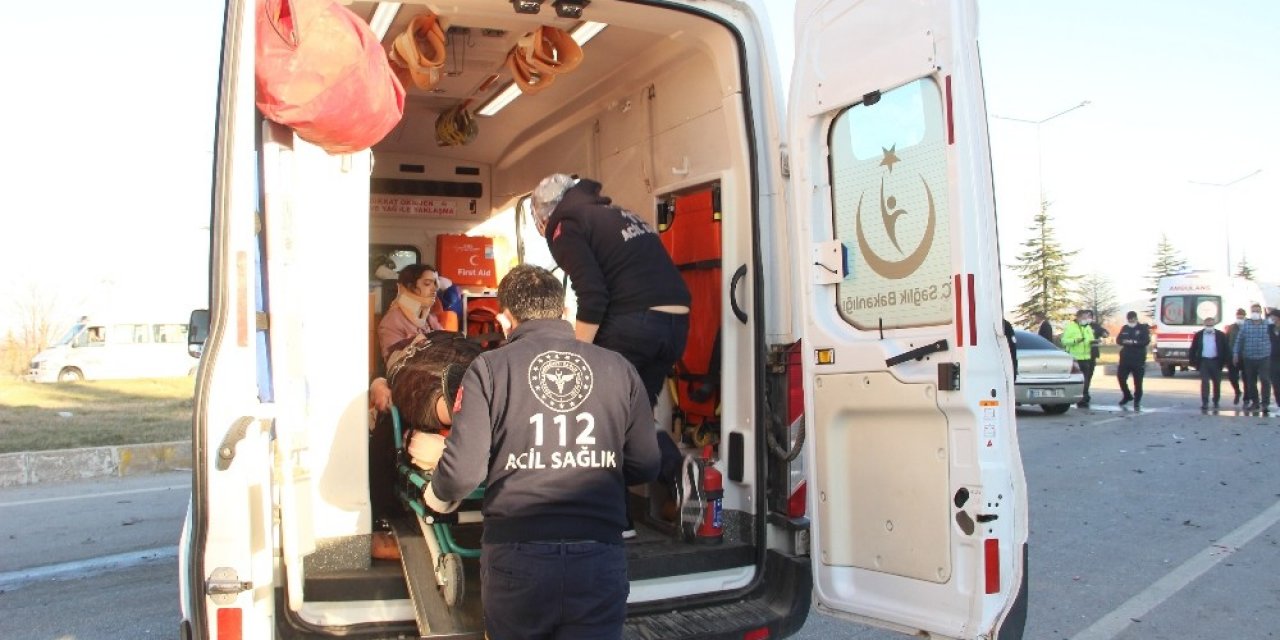 Afyonkarahisar’da İki Araç Çarpıştı: 7 Yaralı