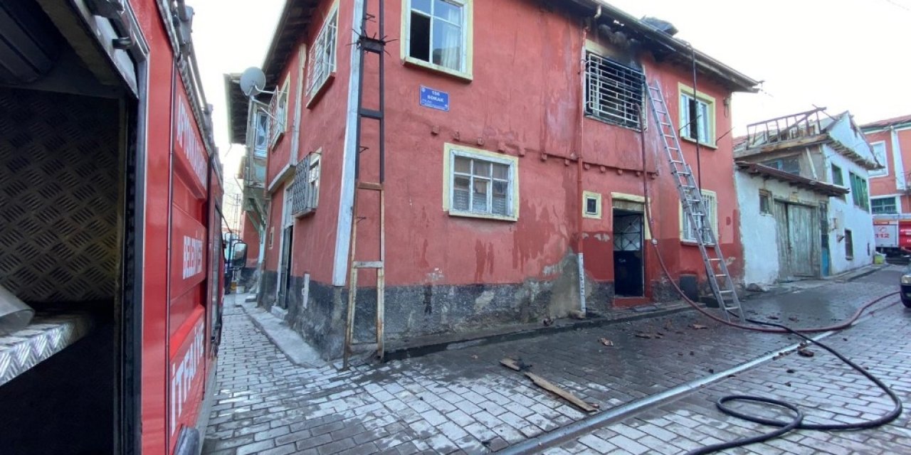 Bacada Çıkan Yangın Eve Sıçradı, 2 Oda Yanarak Kullanılamaz Hale Geldi