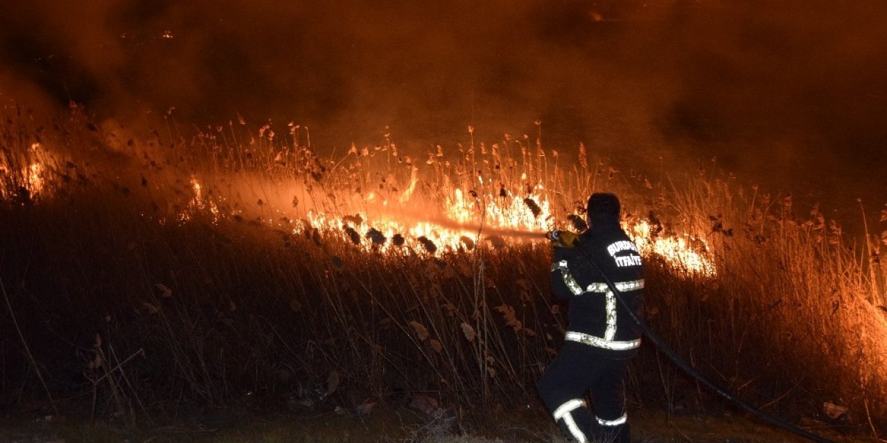 Burdur Gölü Kıyısında Korkutan Sazlık Yangını