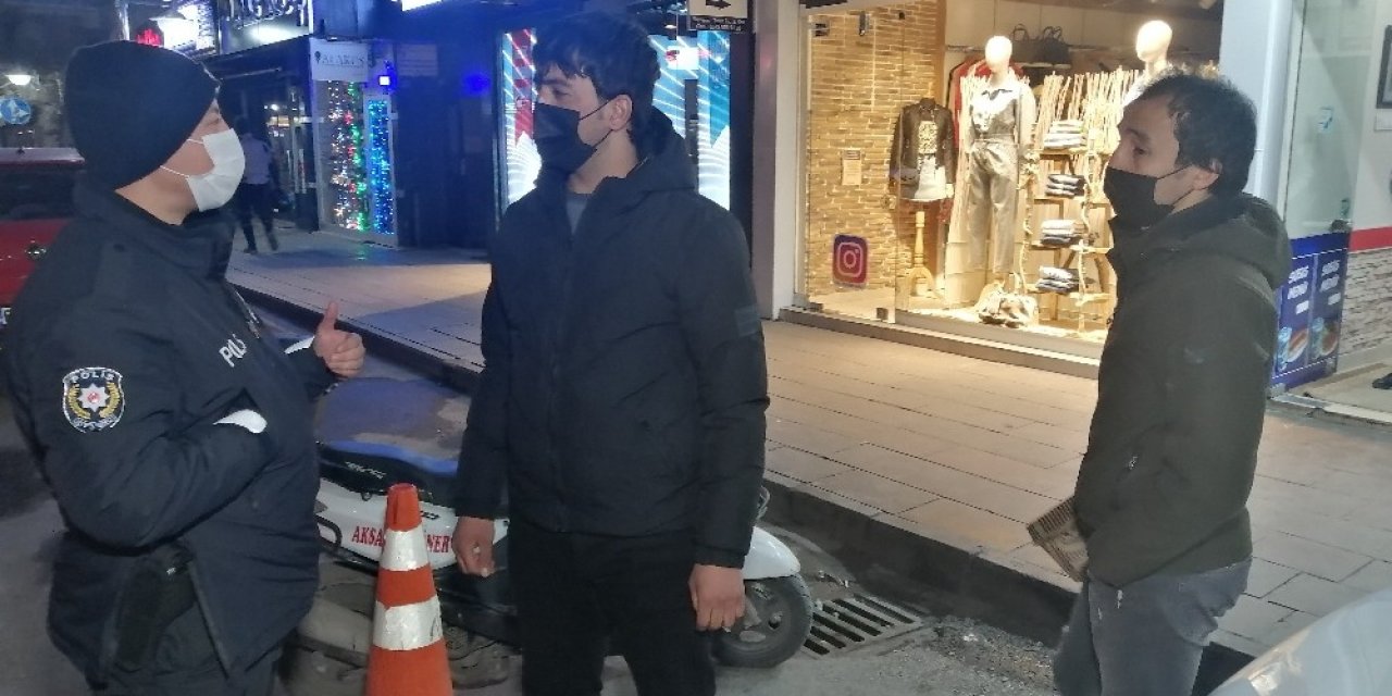 Kısıtlamayı Delip Maskesiz Yakalandılar...“çekirdek Çitliyorduk”