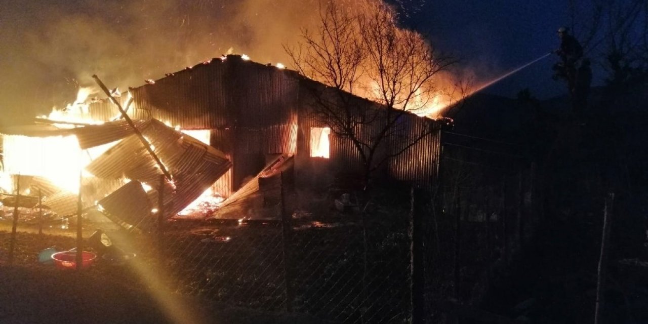 Sobadan Çıkan Yangın Ahşap Evi Küle Çevirdi