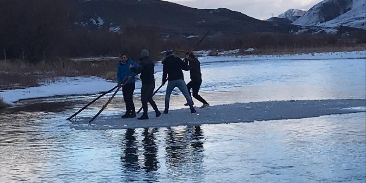 Buzu Sal Yapıp Çoruh’ta Gezintiye Çıktılar