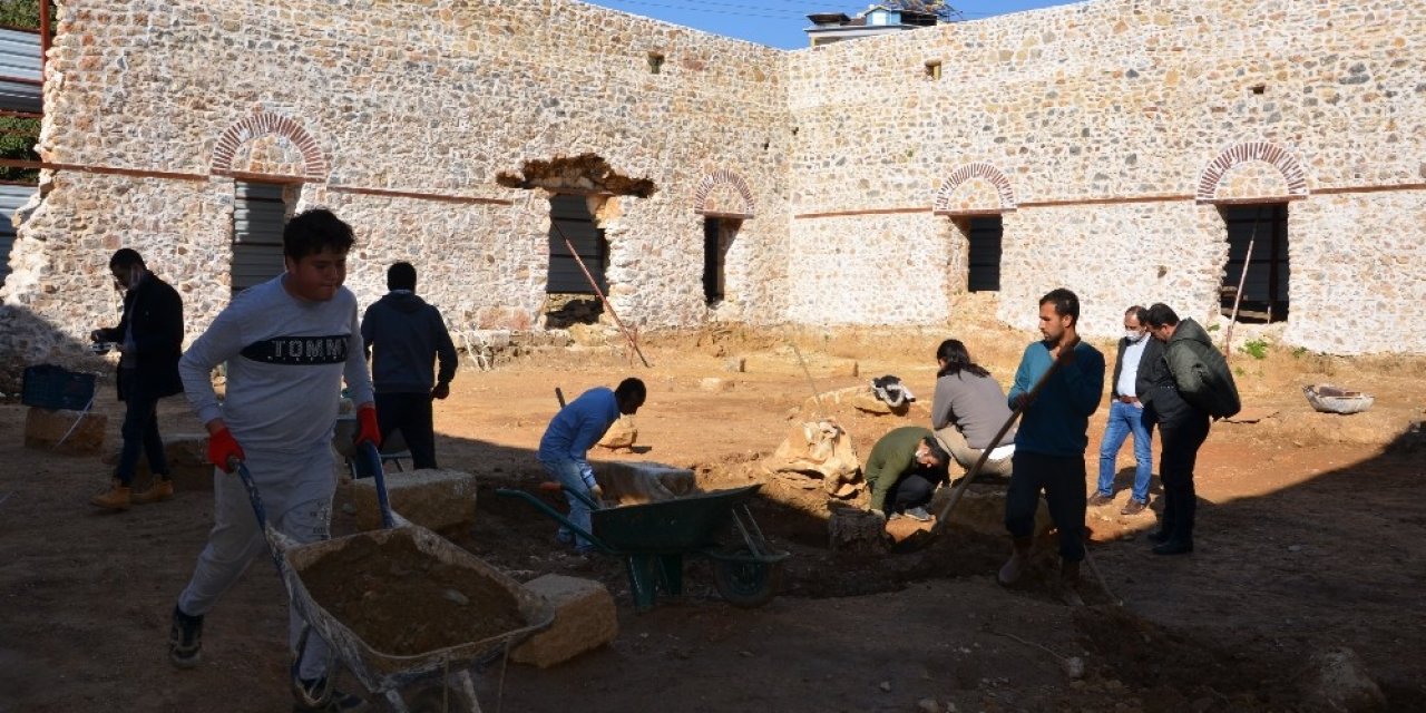 Alanya Gülevşen Camii’nde Zemin Kazısı Devam Ediyor