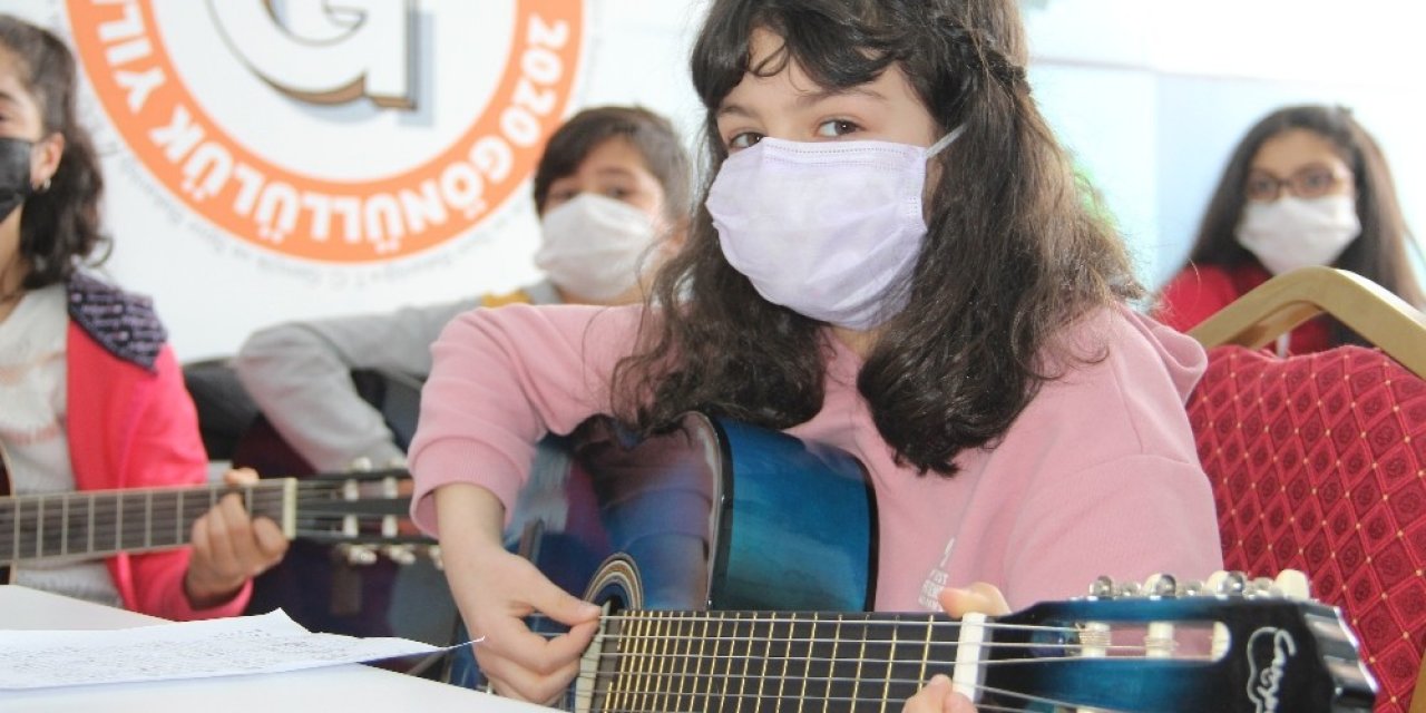 Minikler Pandemi Stresini Bağlama, Keman Ve Gitar Çalarak Atıyor