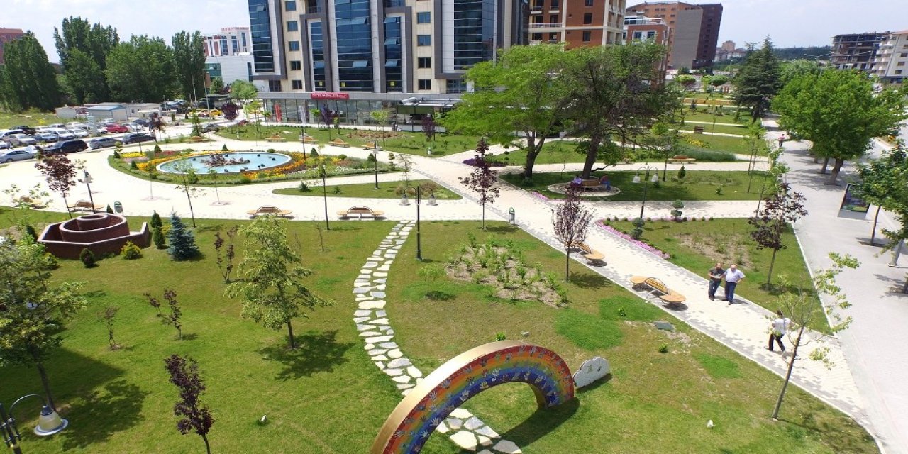 Yeşiller İçinde Bir Tepebaşı