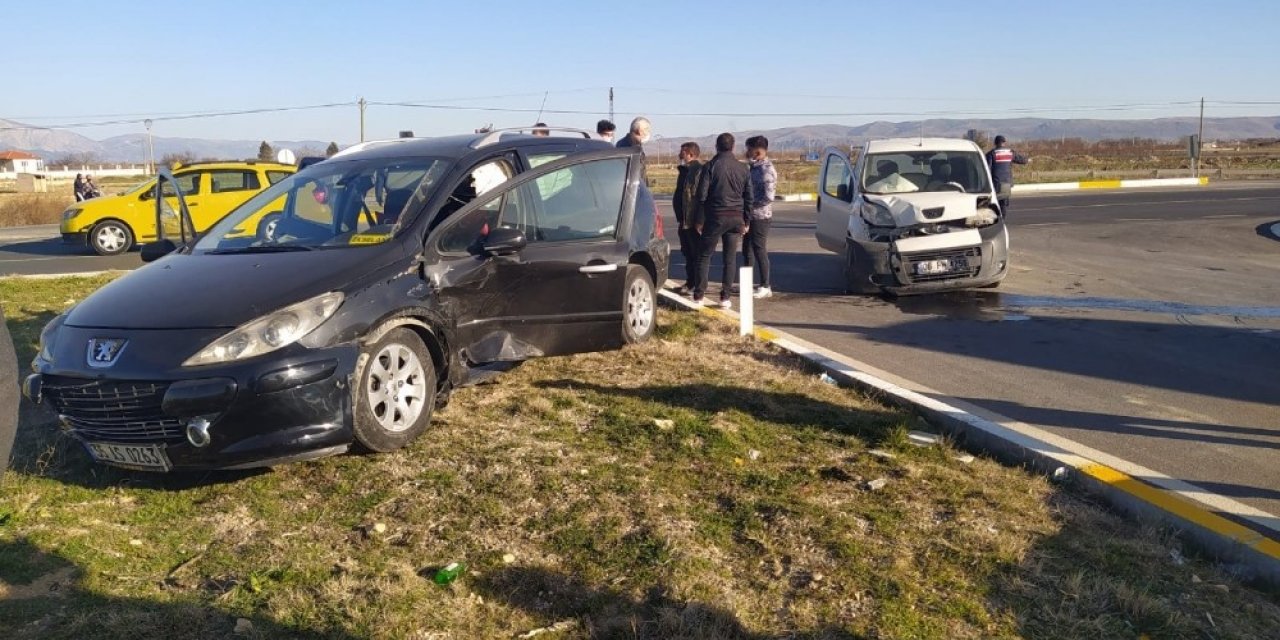 Kavşakta 2 Otomobilin Çarpışması Neticesinde 5 Kişi Yaralandı