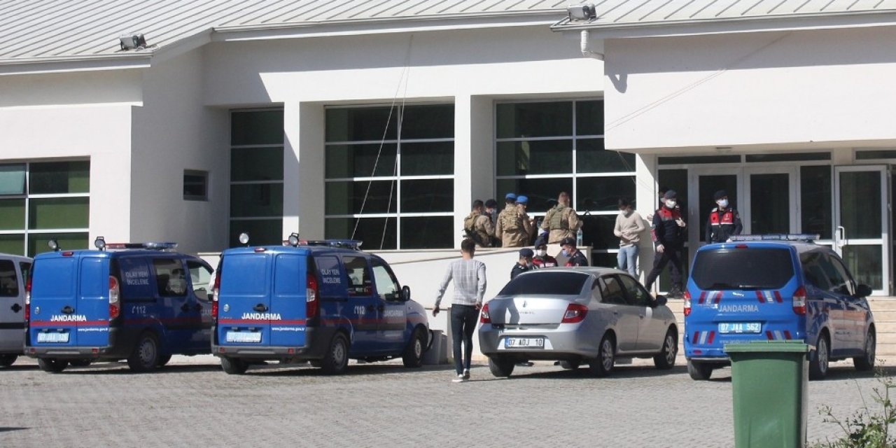 Antalya’da Kamyon Kasasında Çok Sayıda Göçmen Yakalandı