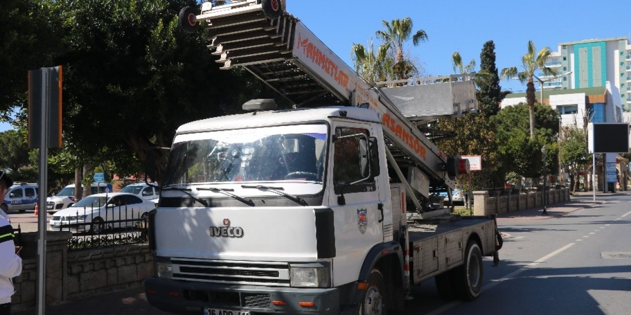 Alanya’da Damat Kız İstemeye Mobil Asansörle Geldi