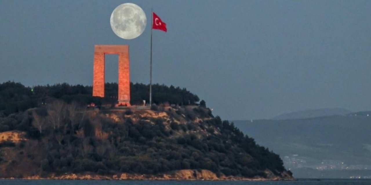 Şehitlik Abidesi Ve Dolunayın Buluşma Anı Mest Etti