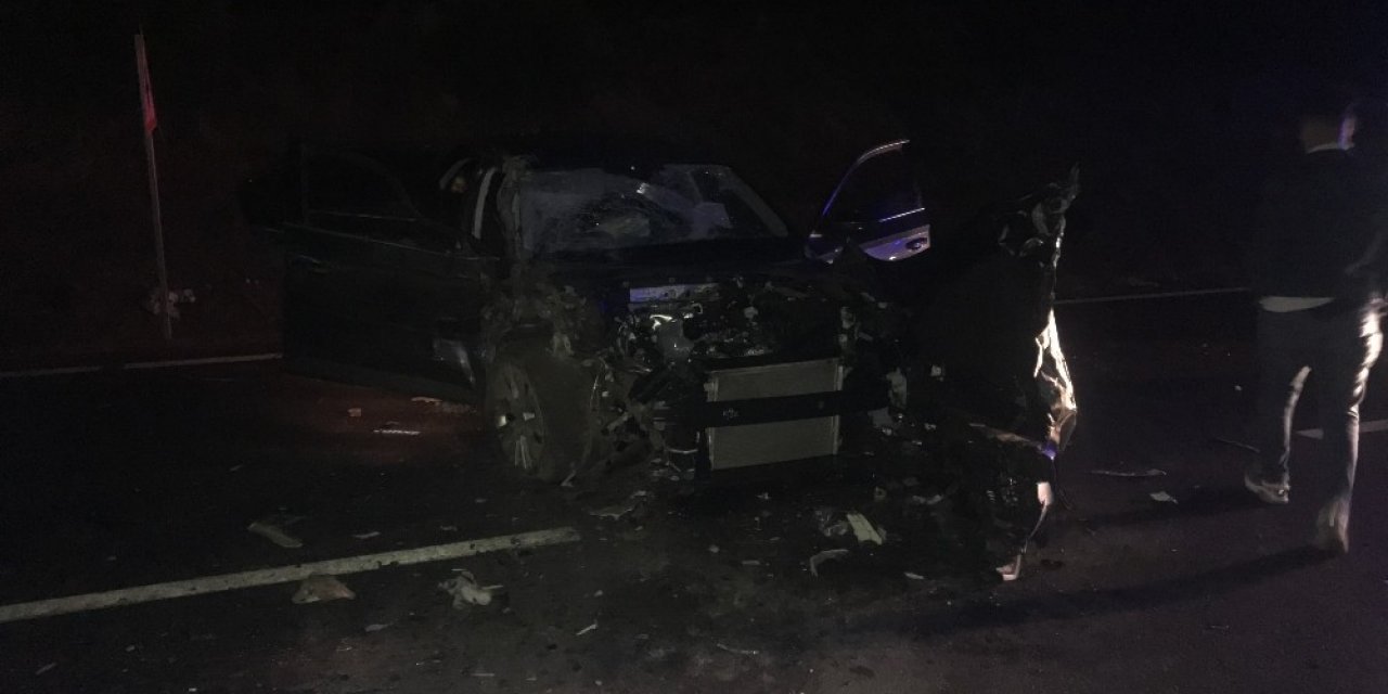 Ters Yöne Giren Otomobil İle Servis Midibüsü Çarpıştı: 4 Yaralı