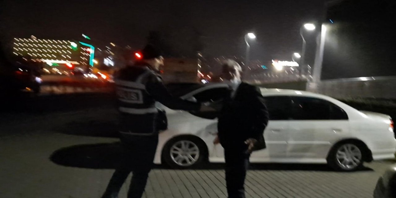 Alkollü Sürücü Aracını Bağlatmamak İçin Kaputa Oturup Polislere Direndi