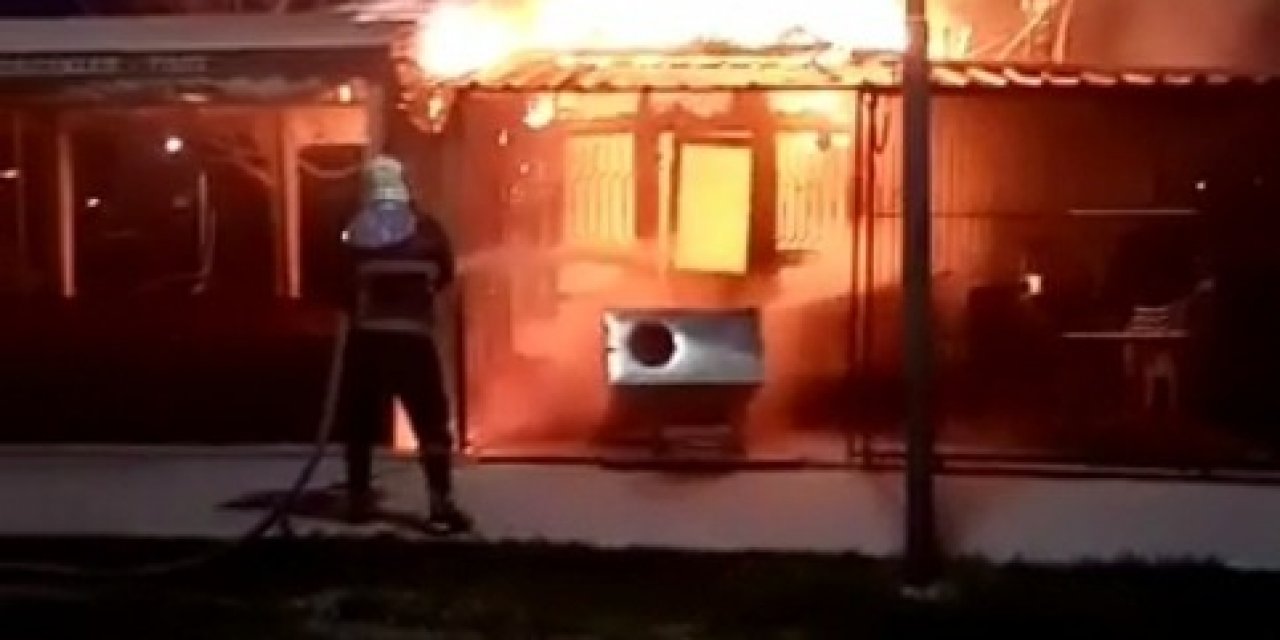 Tarsus’ta Çıkan Yangında İş Yeri Kül Oldu
