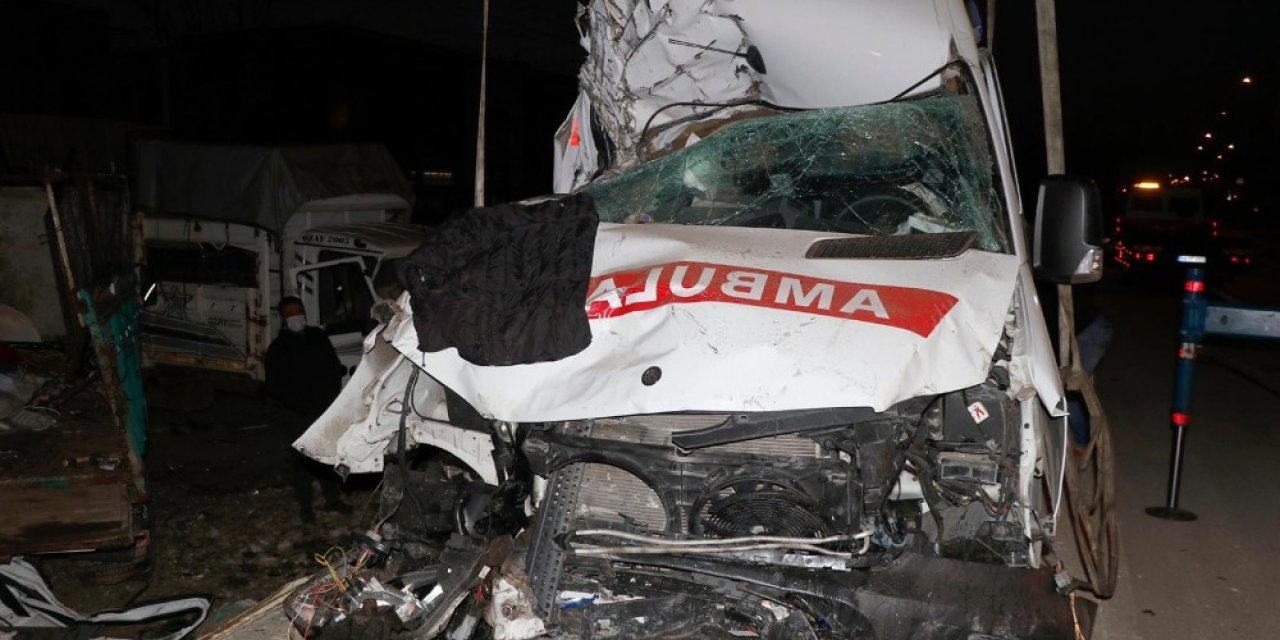 Feci Kazada Ambulans Hurdaya Döndü