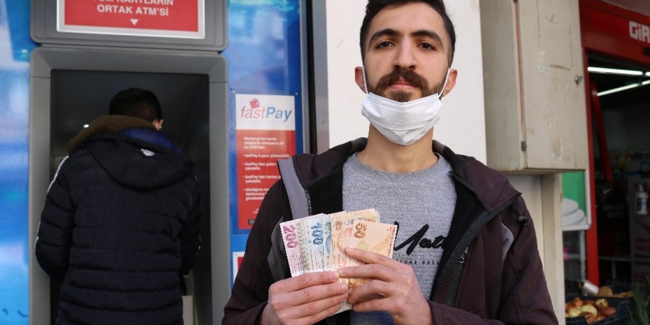 İ̇şsiz Genç Atm’de Bulduğu Parayı Banka Yetkililerine Teslim Etti