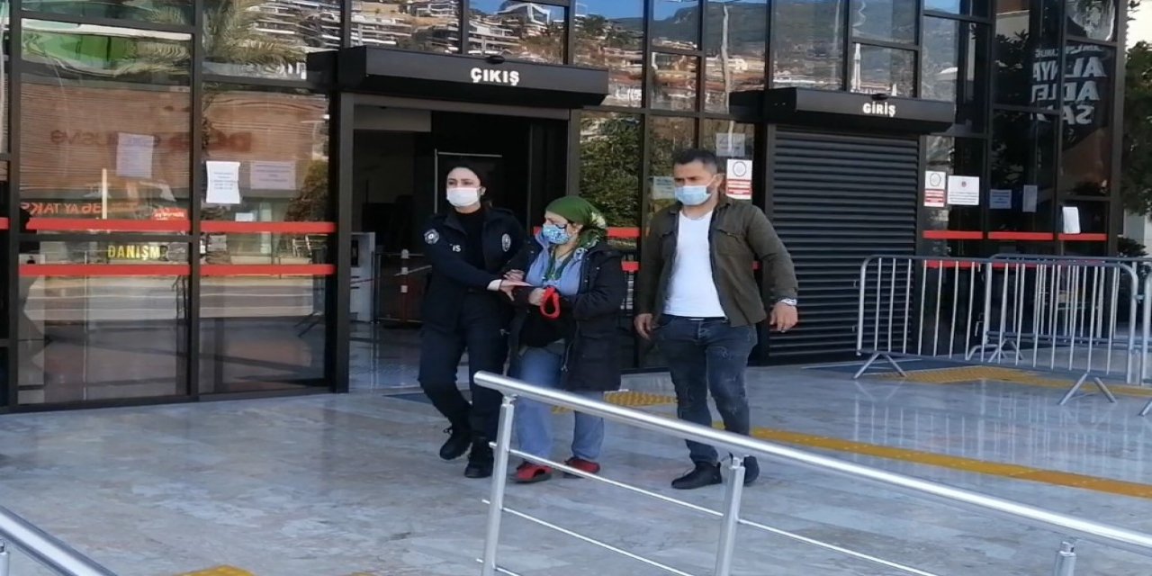 Aranırken Polise Yakalanıp, Bir De Sahte Kimlik Gösterdi