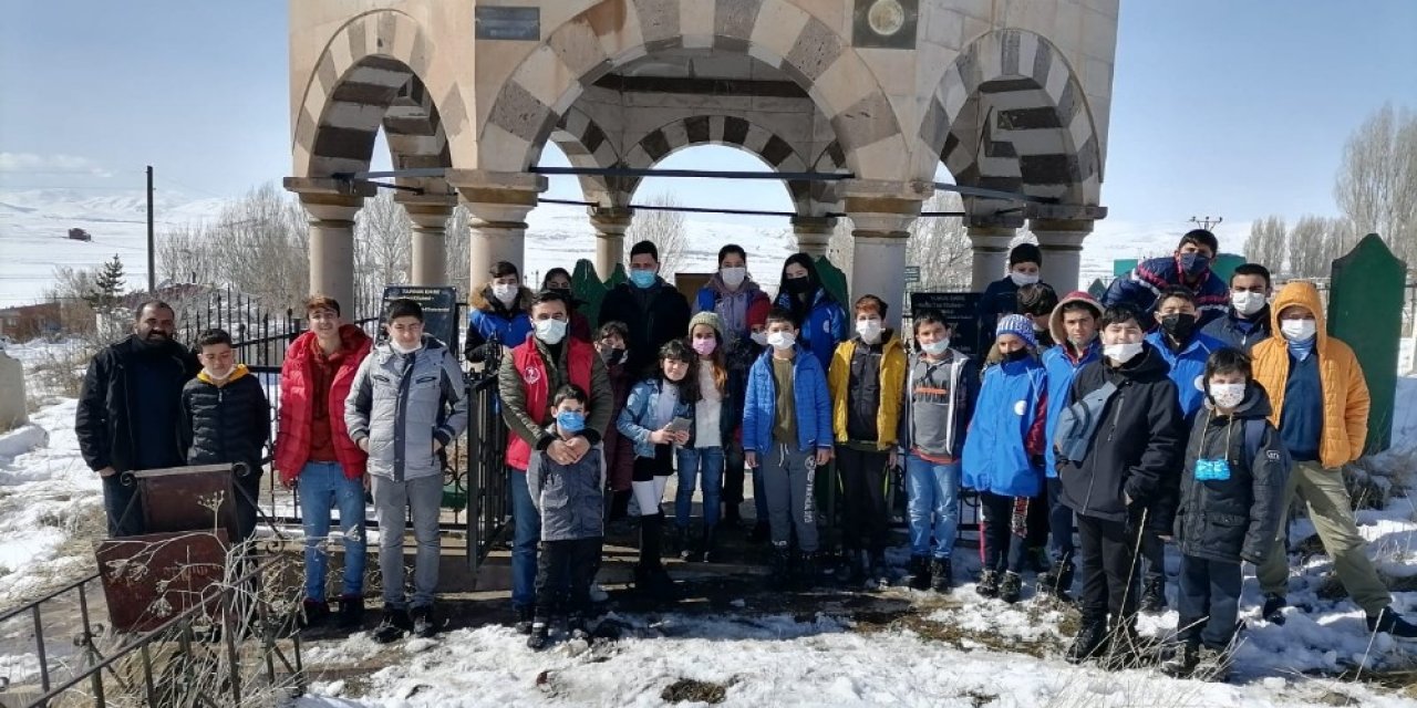 Miniklerden Türbeye Ziyaret