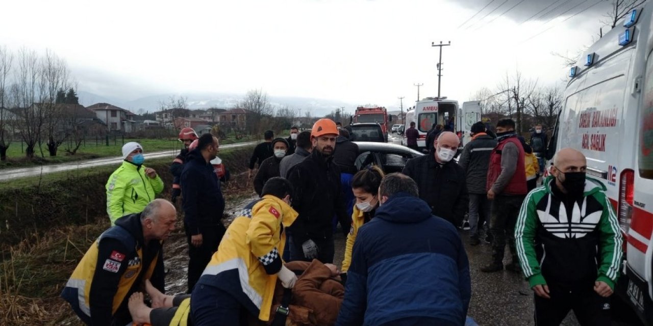 Sakarya’da Kazada Ortalık Savaş Alanına Döndü: 2’si Çocuk 6 Yaralı