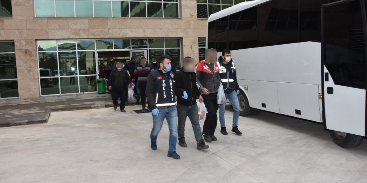 Antalya’da Eş Zamanlı Operasyonda Aranan 37 Kişi Yakalandı