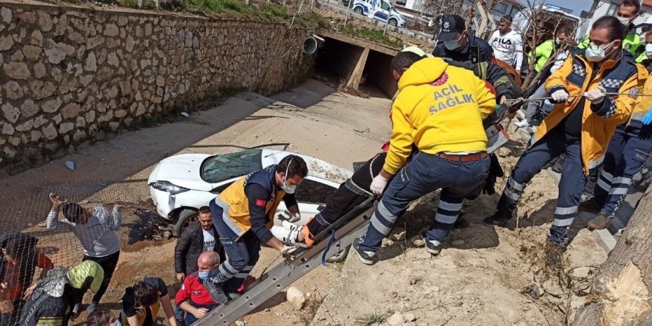 Direksiyon Hakimiyetini Kaybeden Sürücü Kanala Düştü