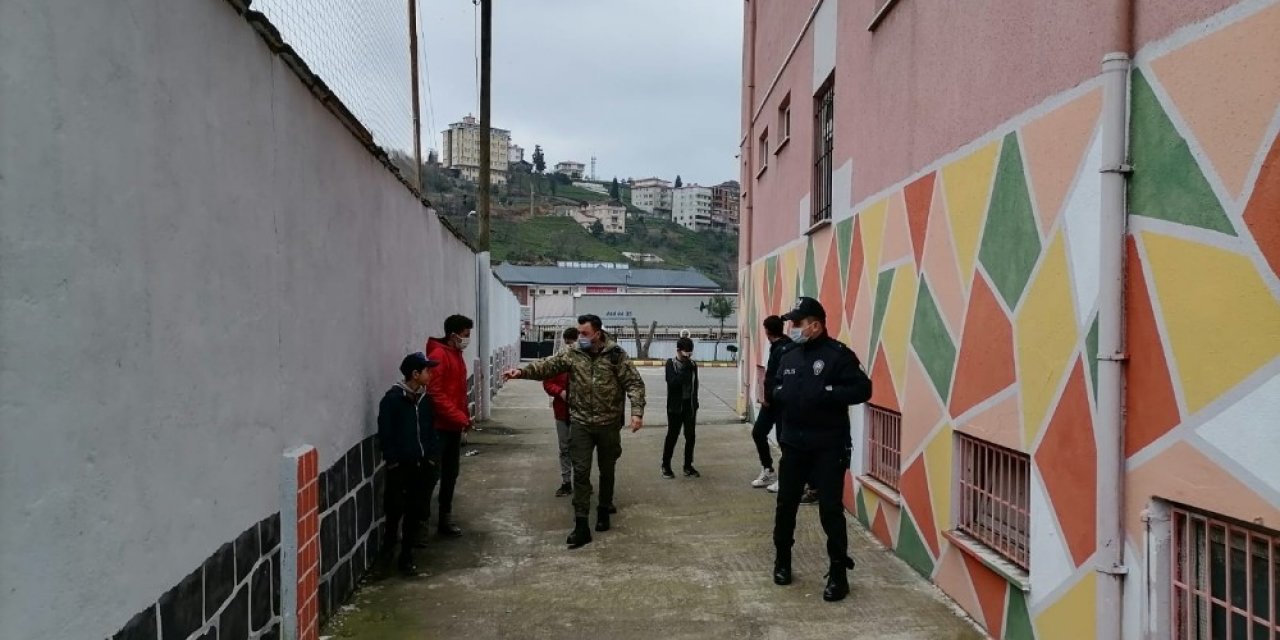 Rize’de Kısıtlamaya Uymayan Çocuklar Polisi Duyunca Ne Yapacağını Şaşırdı