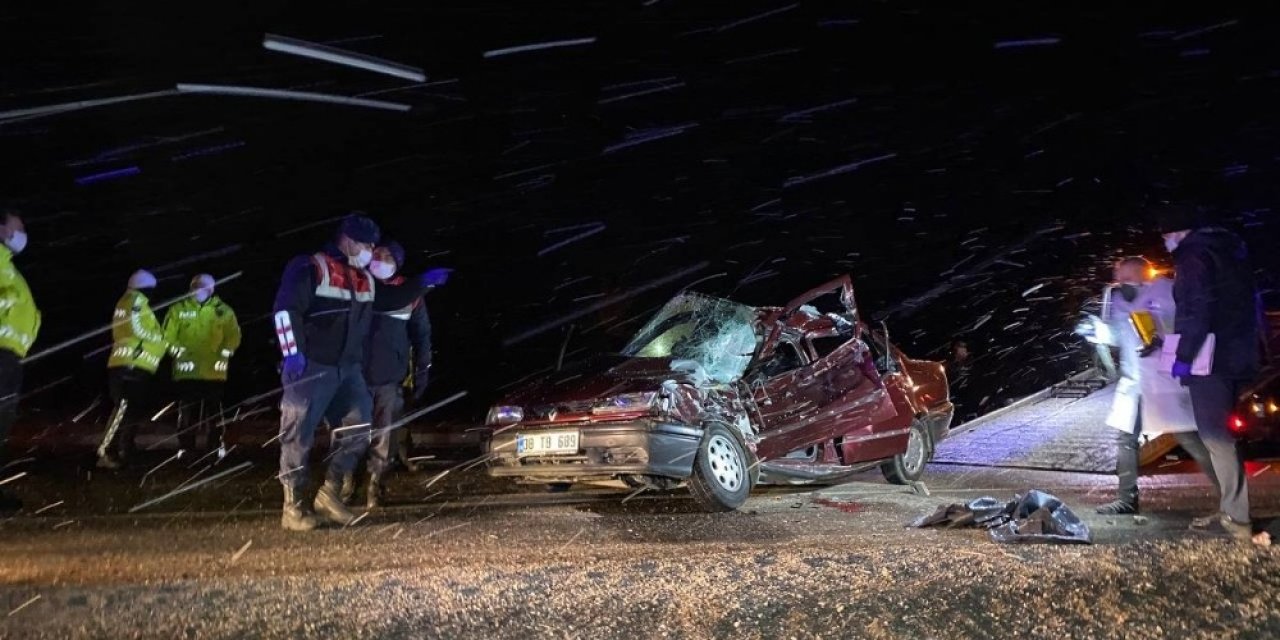 Otomobil Kamyonete Arkadan Çarptı:1 Ölü, 1 Yaralı