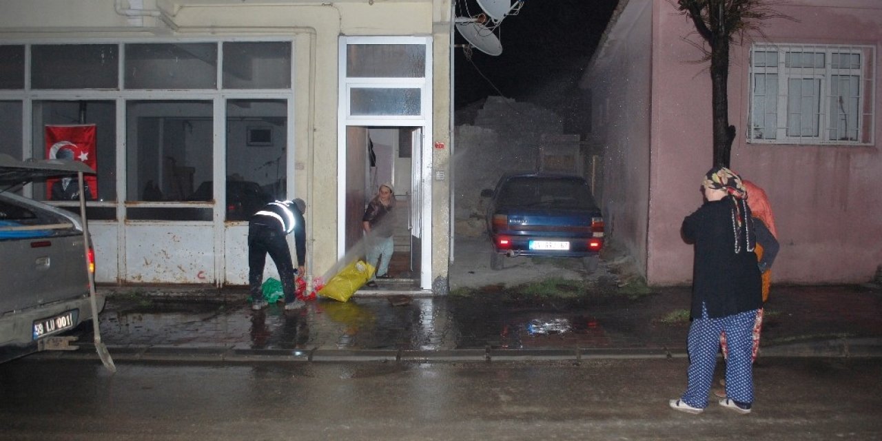 Basınca Dayanamayan Boru Patladı, Fışkıran Su Yaşlı Kadını İsyan Ettirdi: “yangın Var Diye Bağıracağım Şimdi”