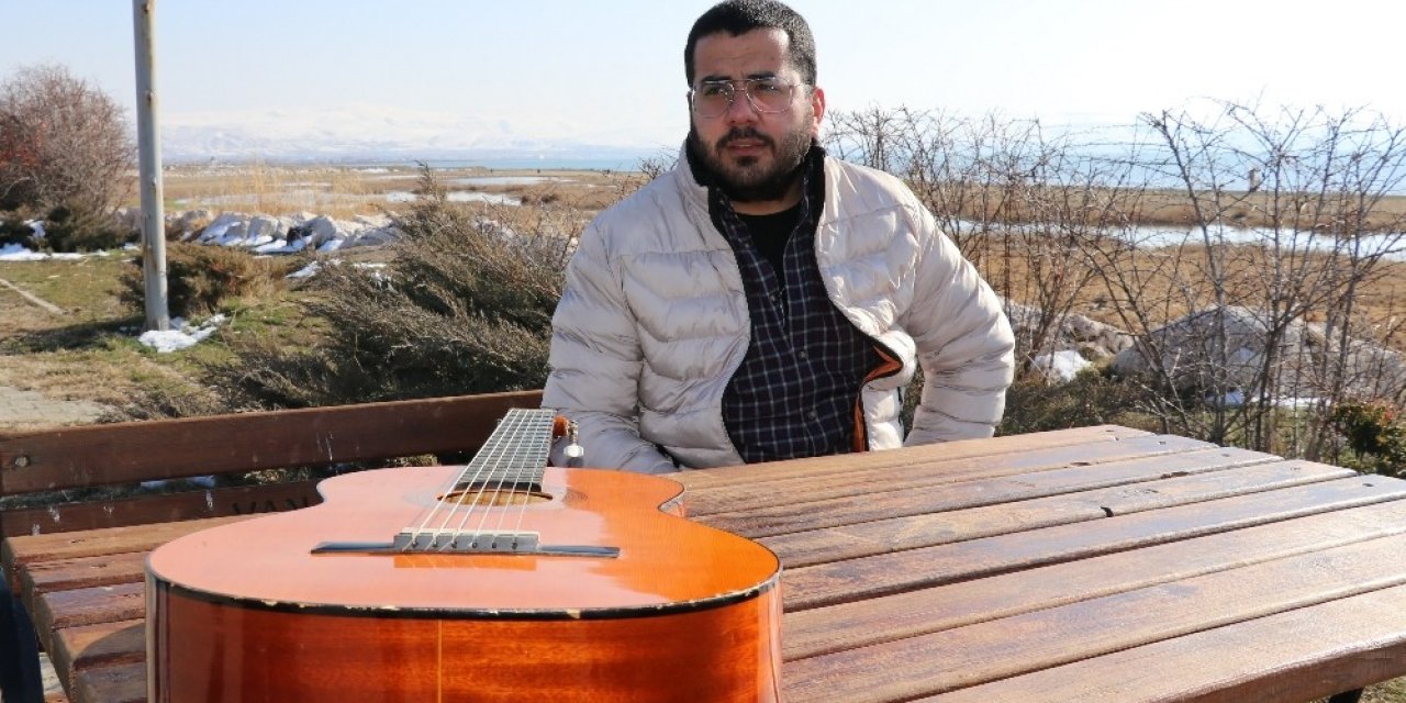 Vanlı Mühendis Koronadan Ölen Kız Arkadaşı İçin Şarkı Yazıp Klip Çekti