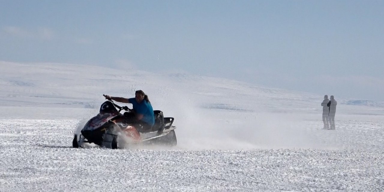 Çıldır’da Buz Üstünde Kar Motoru İle Heyecanlı Drift