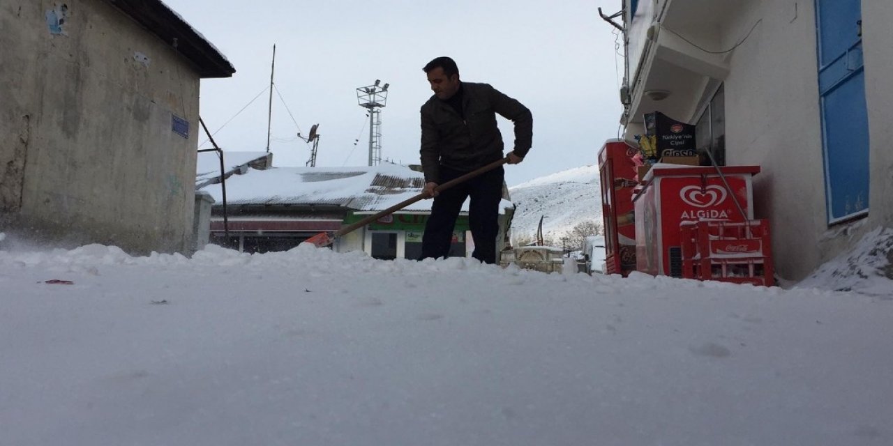 Karlıova’da Bahar Havası Yerini Kar Yağışına Bıraktı