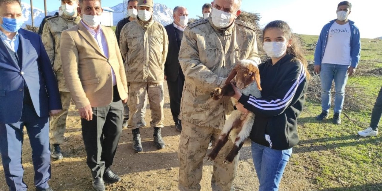 Gazi Kızından Komutana ’kınalı Kuzu’ Sürprizi
