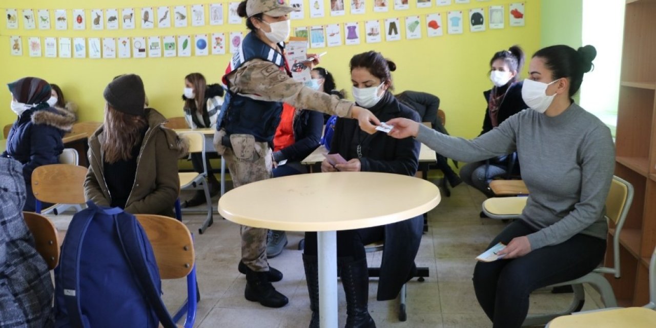 Jandarma’dan Erken Yaşta Zorla Evlilik Bilgilendirmesi