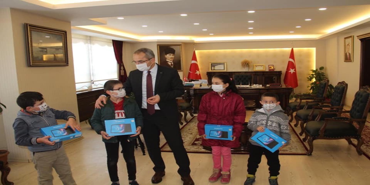 İ̇htiyaç Sahibi 300 Öğrenciye Tabletlerine Kavuştu
